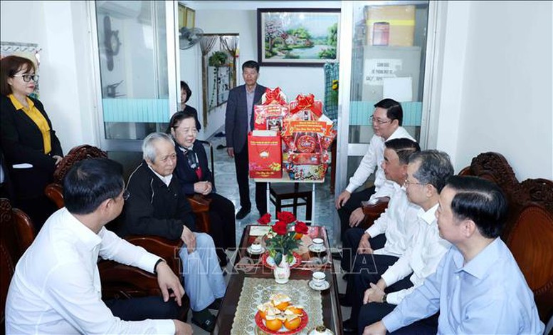 Thường trực Ban Bí thư Trần Cẩm Tú thăm, tặng quà Tết tại Đà Nẵng- Ảnh 7.