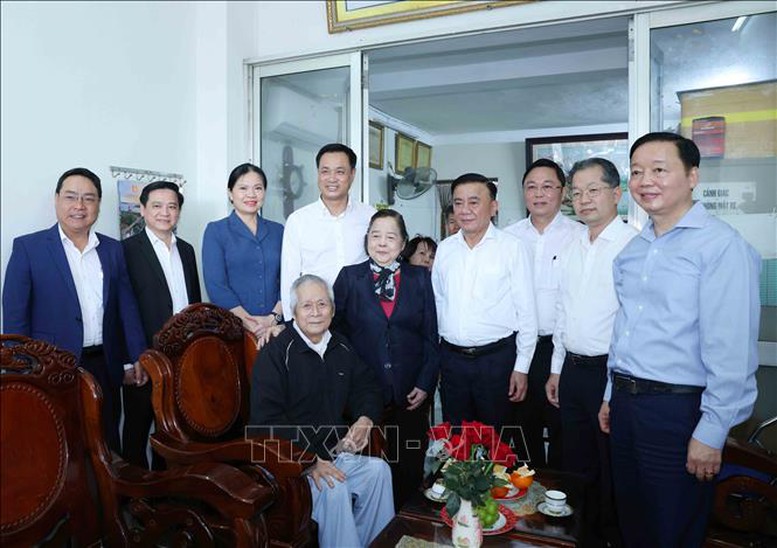 Thường trực Ban Bí thư Trần Cẩm Tú thăm, tặng quà Tết tại Đà Nẵng- Ảnh 8.