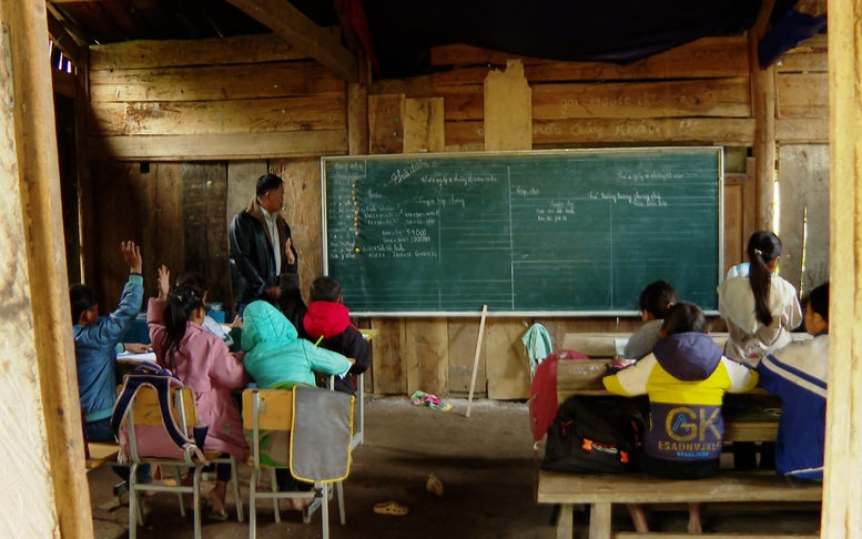 Gieo chữ lớp học ghép vùng cao những ngày cận Tết