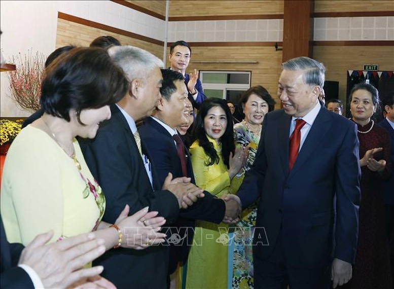 Tổng Bí thư Tô Lâm gặp gỡ cán bộ Đại sứ quán và cộng đồng người Việt tại Campuchia