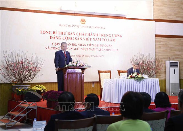 Tổng Bí thư Tô Lâm gặp gỡ cán bộ Đại sứ quán và cộng đồng người Việt tại Campuchia- Ảnh 2.
