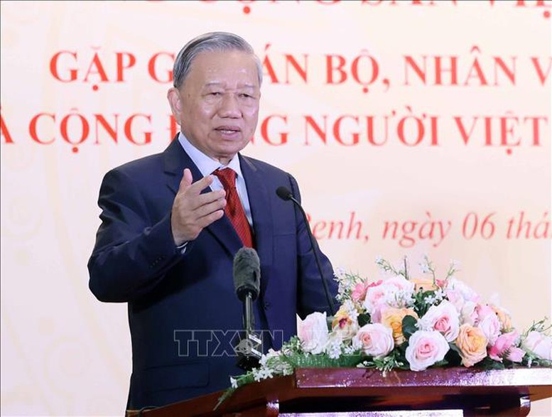 Tổng Bí thư Tô Lâm gặp gỡ cán bộ Đại sứ quán và cộng đồng người Việt tại Campuchia- Ảnh 4.