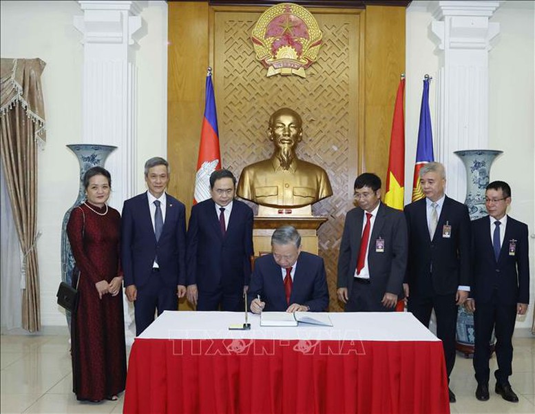 Tổng Bí thư Tô Lâm gặp gỡ cán bộ Đại sứ quán và cộng đồng người Việt tại Campuchia- Ảnh 5.