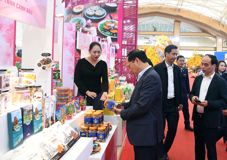 Phó Thủ tướng Bùi Thanh Sơn tham quan, mua hàng tại Hội chợ mùa Xuân 2026- Ảnh 6.