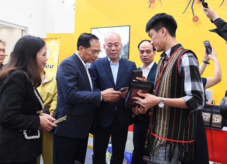 Phó Thủ tướng Bùi Thanh Sơn tham quan, mua hàng tại Hội chợ mùa Xuân 2026- Ảnh 7.