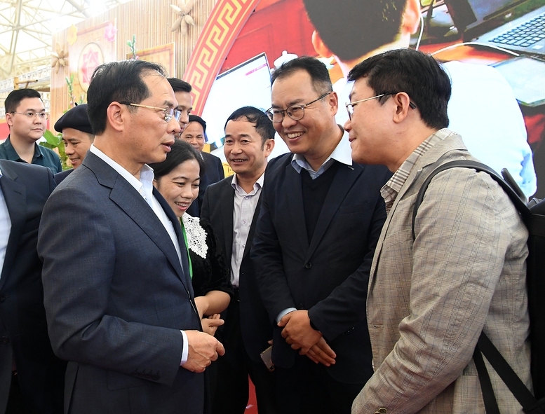 Phó Thủ tướng Bùi Thanh Sơn tham quan, mua hàng tại Hội chợ mùa Xuân 2026- Ảnh 8.