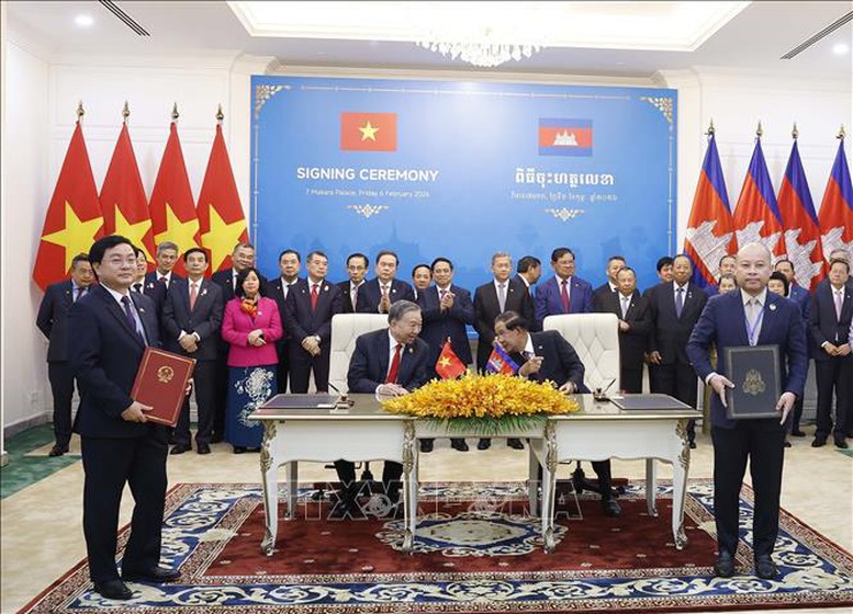 Tổng Bí thư Tô Lâm chứng kiến Lễ ký và trao các văn kiện hợp tác tại Campuchia- Ảnh 5.
