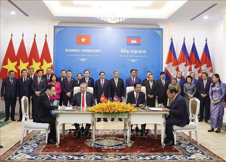 Tổng Bí thư Tô Lâm chứng kiến Lễ ký và trao các văn kiện hợp tác tại Campuchia- Ảnh 1.