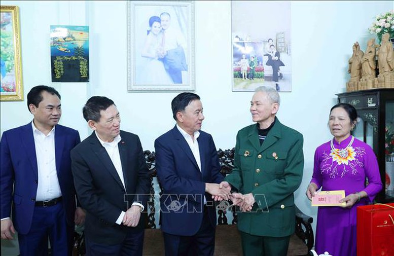 Thường trực Ban Bí thư Trần Cẩm Tú thăm, tặng quà Tết tỉnh Lào Cai- Ảnh 6.