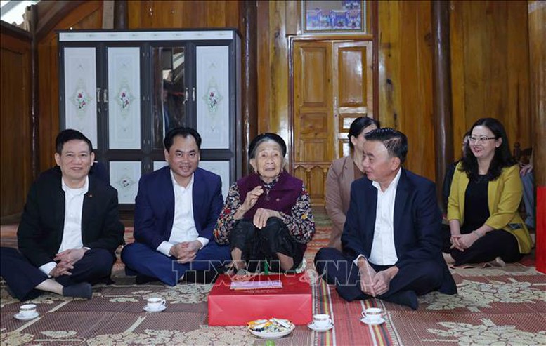 Thường trực Ban Bí thư Trần Cẩm Tú thăm, tặng quà Tết tỉnh Lào Cai- Ảnh 5.