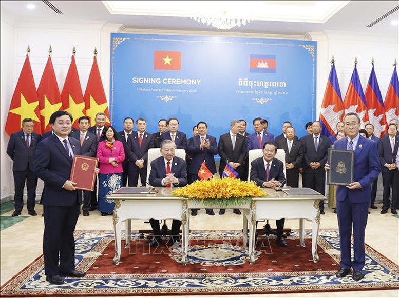 Tổng Bí thư Tô Lâm chứng kiến Lễ ký và trao các văn kiện hợp tác tại Campuchia- Ảnh 4.