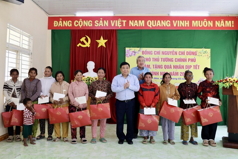 Phó Thủ tướng Nguyễn Chí Dũng thăm, tặng quà nhân dân tỉnh Khánh Hoà- Ảnh 3.