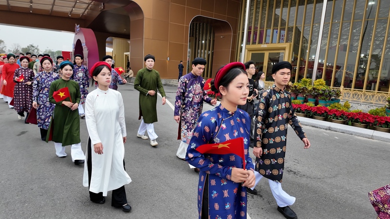 Trình diễn cổ phục Việt tại Hội chợ Mùa Xuân- Ảnh 2.