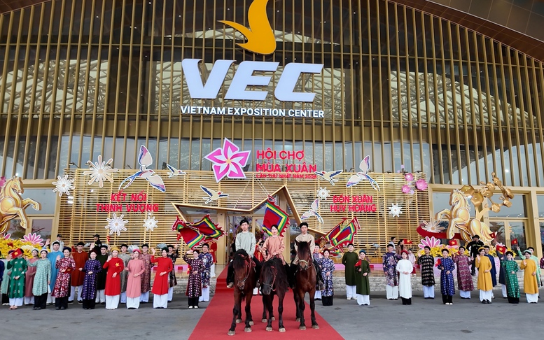 Trình diễn cổ phục Việt tại Hội chợ Mùa Xuân