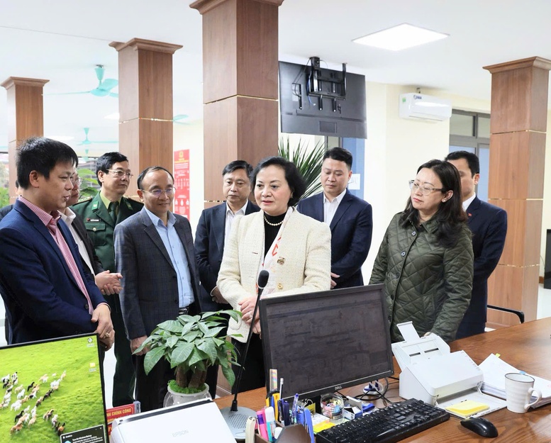 Phó Thủ tướng Phạm Thị Thanh Trà kiểm tra hoạt động Trung tâm Phục vụ hành chính công xã Bát Xát, tỉnh Lào Cai- Ảnh 2.