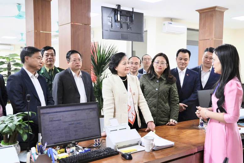 Phó Thủ tướng Phạm Thị Thanh Trà kiểm tra hoạt động Trung tâm Phục vụ hành chính công xã Bát Xát, tỉnh Lào Cai- Ảnh 1.