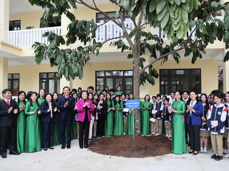 Phó Thủ tướng Phạm Thị Thanh Trà thăm, động viên thầy trò Trường THPT Cam Đường, tỉnh Lào Cai- Ảnh 6.