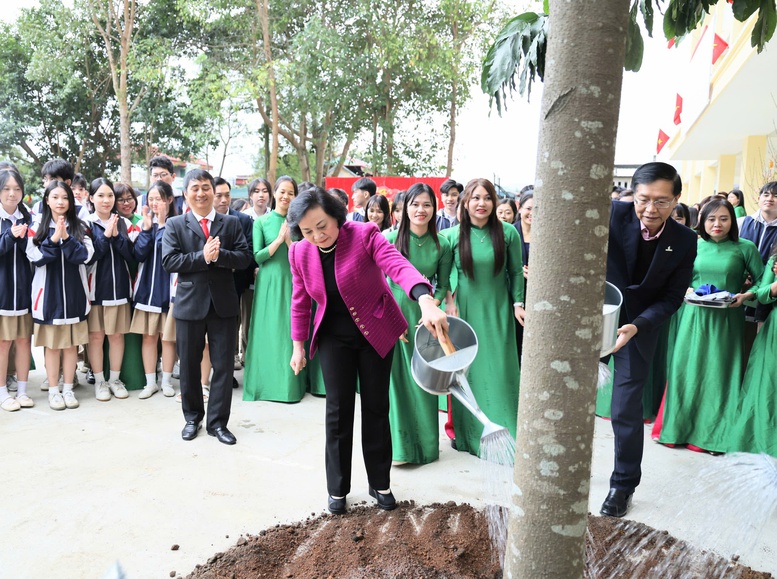 Phó Thủ tướng Phạm Thị Thanh Trà thăm, động viên thầy trò Trường THPT Cam Đường, tỉnh Lào Cai- Ảnh 5.
