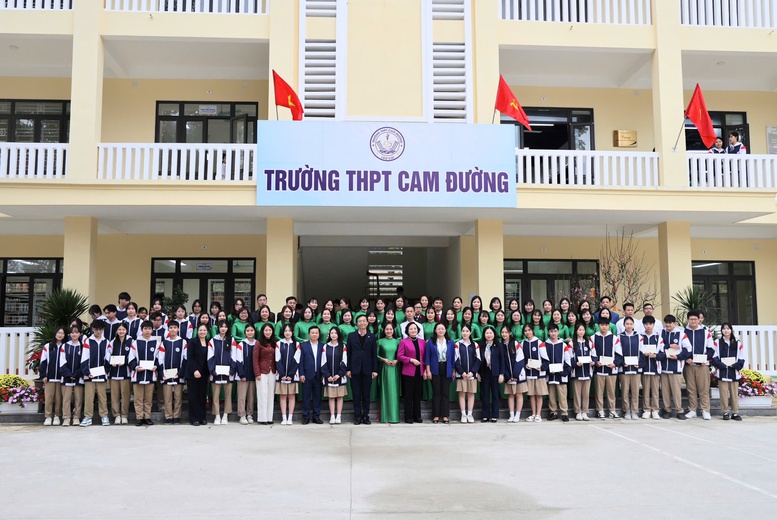 Phó Thủ tướng Phạm Thị Thanh Trà thăm, động viên thầy trò Trường THPT Cam Đường, tỉnh Lào Cai- Ảnh 7.