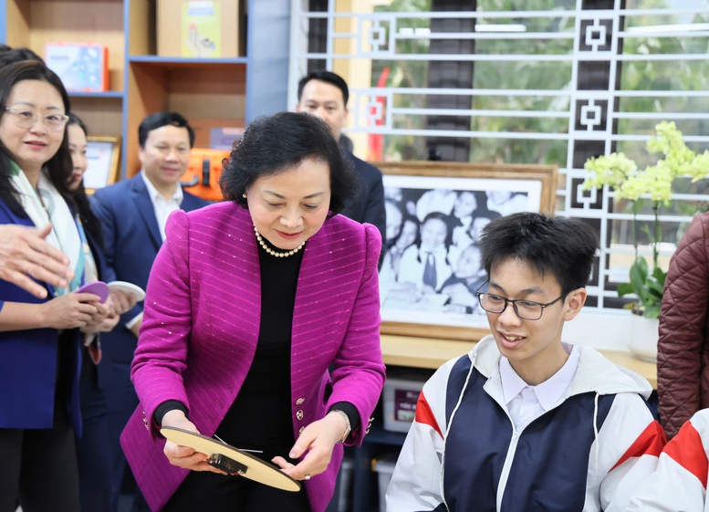 Phó Thủ tướng Phạm Thị Thanh Trà thăm, động viên thầy trò Trường THPT Cam Đường, tỉnh Lào Cai- Ảnh 2.