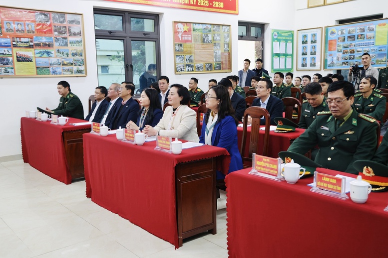 Phó Thủ tướng Phạm Thị Thanh Trà chúc Tết, động viên cán bộ, chiến sĩ Đồn Biên phòng Bát Xát- Ảnh 1.