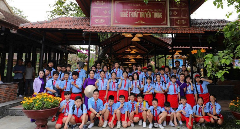 'Chuyển ngữ' di sản để trao truyền cho thế hệ trẻ- Ảnh 1. 'Chuyển ngữ' di sản để trao truyền cho thế hệ trẻ- Ảnh 1.