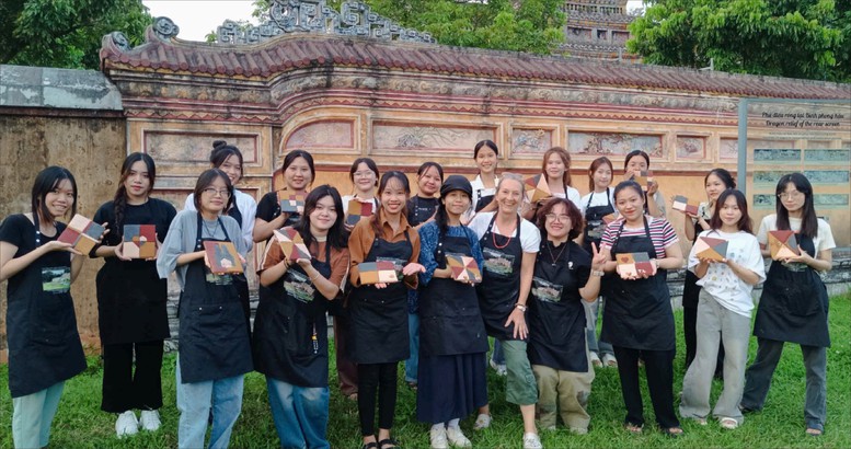 'Chuyển ngữ' di sản để trao truyền cho thế hệ trẻ- Ảnh 2. 'Chuyển ngữ' di sản để trao truyền cho thế hệ trẻ- Ảnh 2.