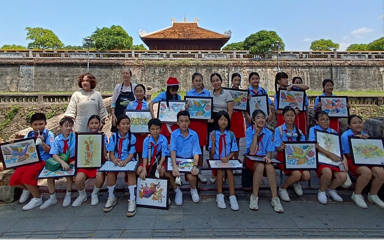 'Chuyển ngữ' di sản để trao truyền cho thế hệ trẻ- Ảnh 3. 'Chuyển ngữ' di sản để trao truyền cho thế hệ trẻ- Ảnh 3.