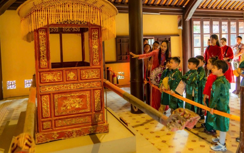 'Chuyển ngữ' di sản để trao truyền cho thế hệ trẻ- Ảnh 5. 'Chuyển ngữ' di sản để trao truyền cho thế hệ trẻ- Ảnh 5.