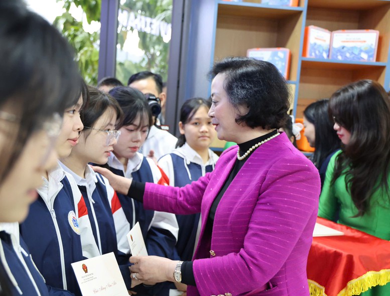 Phó Thủ tướng Phạm Thị Thanh Trà thăm, động viên thầy trò Trường THPT Cam Đường, tỉnh Lào Cai- Ảnh 3.