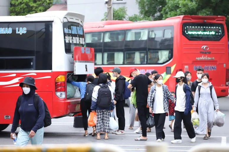 Giá vé xe khách tăng gấp 7 lần, Cục Đường bộ Việt Nam yêu cầu kiểm tra, xử lý vi phạm- Ảnh 1.