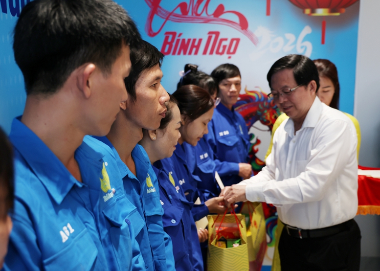 Phó Thủ tướng Hồ Quốc Dũng thăm, tặng quà Tết gia đình chính sách, công nhân khó khăn tại Gia Lai- Ảnh 9.