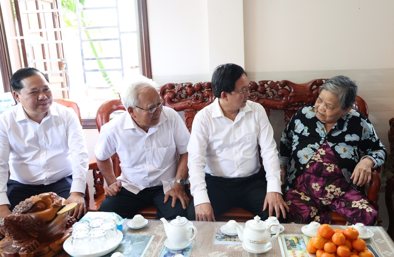 Phó Thủ tướng Hồ Quốc Dũng thăm, tặng quà Tết gia đình chính sách, công nhân khó khăn tại Gia Lai- Ảnh 2.