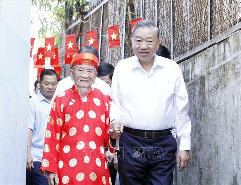 Tổng Bí thư Tô Lâm đến thăm, chúc Tết nhà nghiên cứu Nguyễn Đình Tư- Ảnh 1.