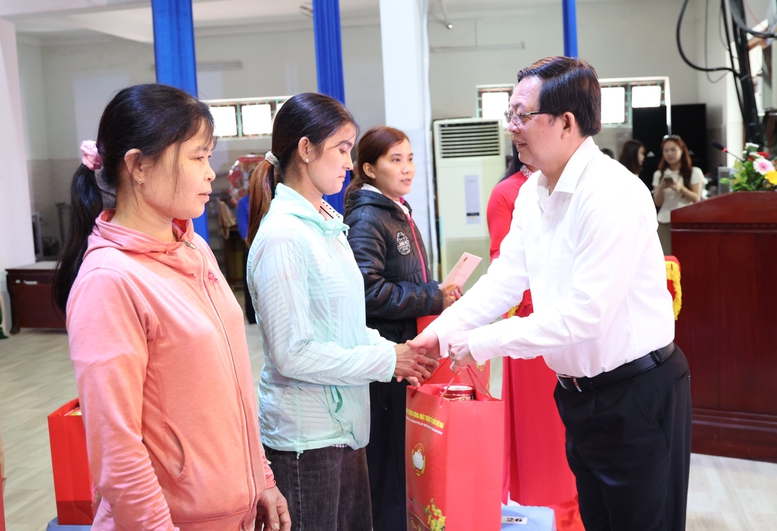 Phó Thủ tướng Hồ Quốc Dũng thăm, tặng quà Tết gia đình chính sách, công nhân khó khăn tại Gia Lai- Ảnh 4.