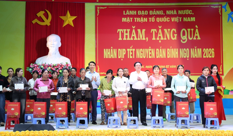 Phó Thủ tướng Hồ Quốc Dũng thăm, tặng quà Tết gia đình chính sách, công nhân khó khăn tại Gia Lai- Ảnh 5.