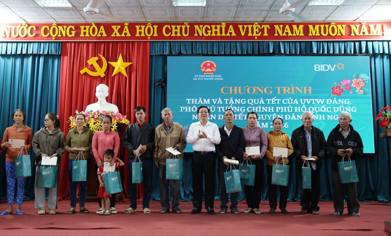 Phó Thủ tướng Hồ Quốc Dũng thăm, tặng quà Tết gia đình chính sách, công nhân khó khăn tại Gia Lai- Ảnh 6.
