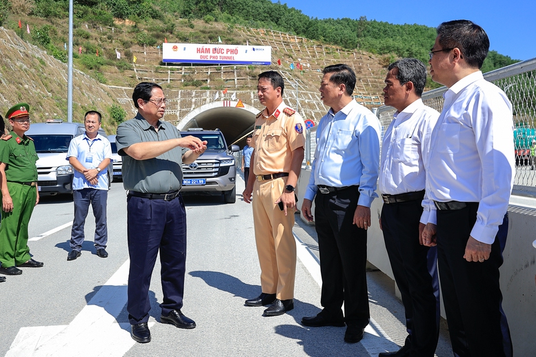 Thủ tướng kiểm tra thực địa các dự án cao tốc, sân bay tại Quảng Ngãi và Gia Lai- Ảnh 1.