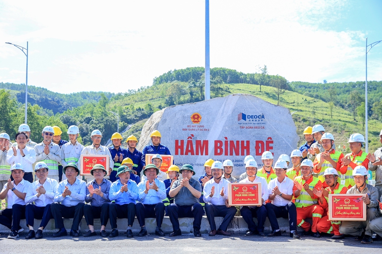 Thủ tướng kiểm tra thực địa các dự án cao tốc, sân bay tại Quảng Ngãi và Gia Lai- Ảnh 3.