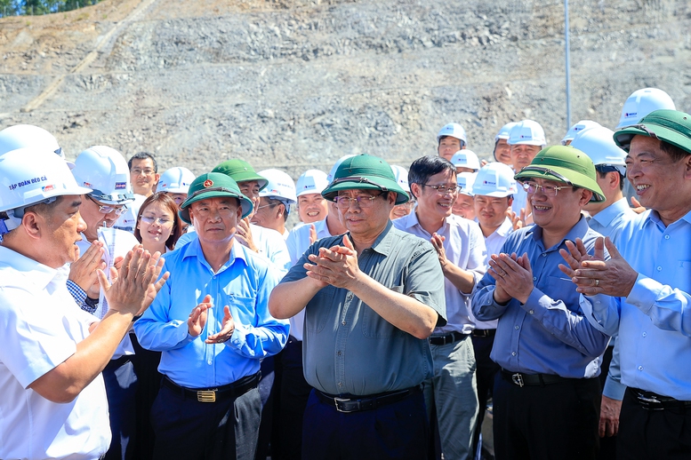 Thủ tướng kiểm tra thực địa các dự án cao tốc, sân bay tại Quảng Ngãi và Gia Lai- Ảnh 5.