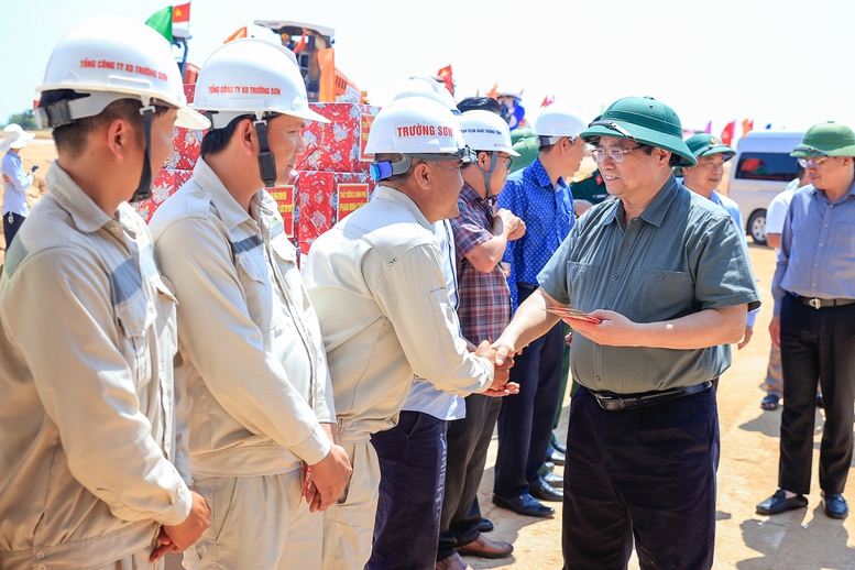 Thủ tướng kiểm tra thực địa các dự án cao tốc, sân bay tại Quảng Ngãi và Gia Lai- Ảnh 6.