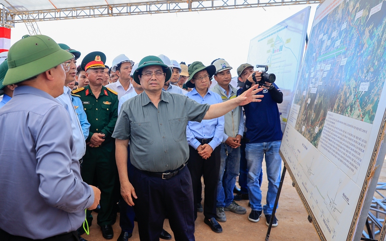 Thủ tướng kiểm tra thực địa các dự án cao tốc, sân bay tại Quảng Ngãi và Gia Lai