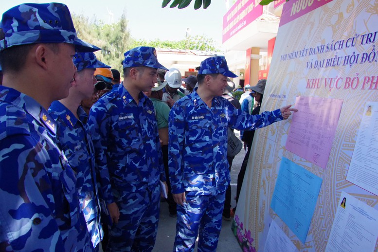 Cán bộ, chiến sĩ Vùng Cảnh sát biển 2 bầu cử sớm tại Đặc khu Trường Sa- Ảnh 3.