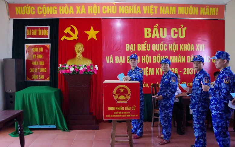 Cán bộ, chiến sĩ Vùng Cảnh sát biển 2 bầu cử sớm tại Đặc khu Trường Sa