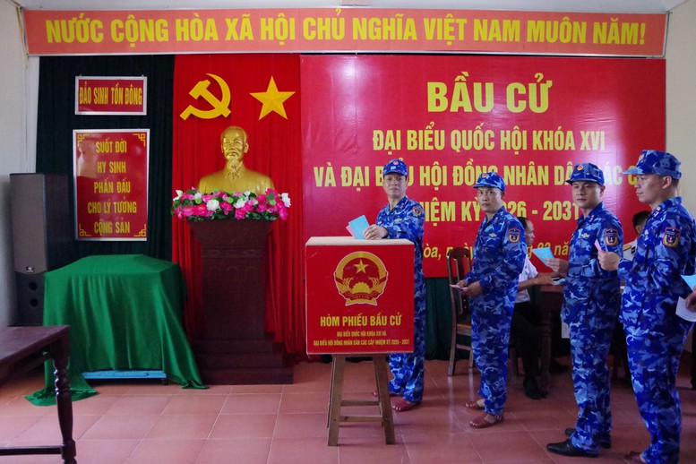 Cán bộ, chiến sĩ Vùng Cảnh sát biển 2 bầu cử sớm tại Đặc khu Trường Sa- Ảnh 2.