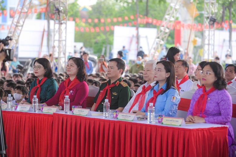 Thông điệp 'Cùng KUN bảo vệ muôn loài' được thiếu nhi toàn quốc hưởng ứng qua màn đồng diễn sân trường- Ảnh 1.