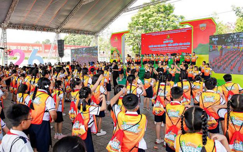 Thông điệp 'Cùng KUN bảo vệ muôn loài' được thiếu nhi toàn quốc hưởng ứng qua màn đồng diễn sân trường