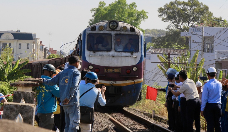 Khôi phục tuyến đường sắt Bắc-Nam sau sự cố cầu Ghềnh- Ảnh 1.