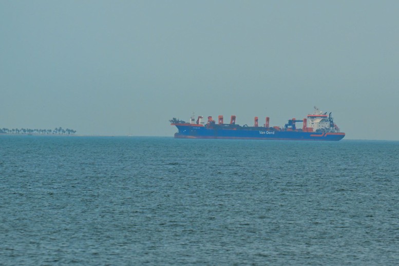 Động thái mới của Mỹ và Iran về hoạt động của eo biển Hormuz- Ảnh 1.