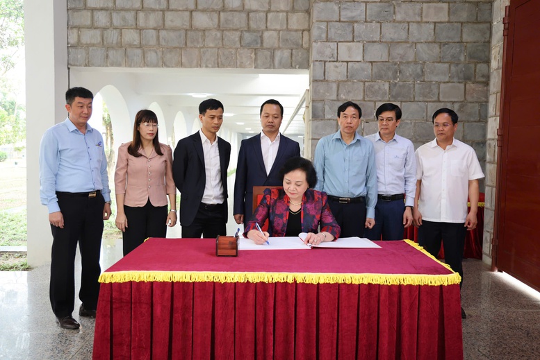 Phó Thủ tướng Phạm Thị Thanh Trà dâng hương tưởng niệm Chủ tịch Hồ Chí Minh và các Anh hùng, liệt sĩ tại Điện Biên- Ảnh 5.